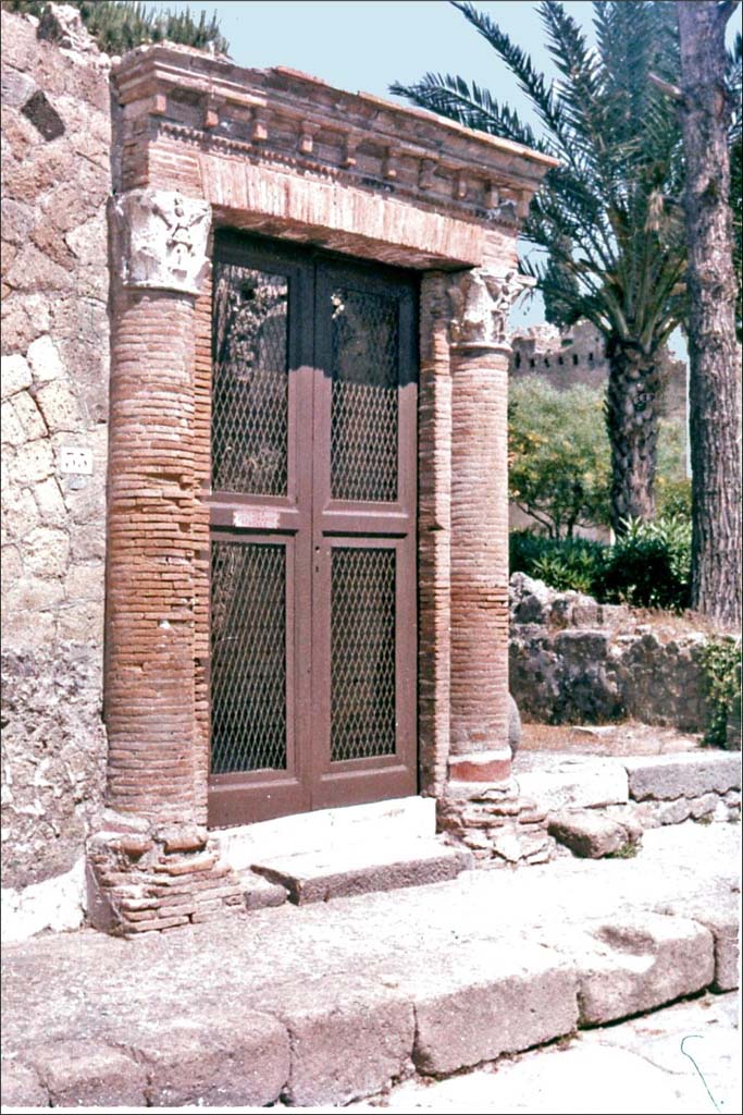 V.35 Herculaneum, House of Great Portal. June 1962. Looking towards entrance doorway.
Photo by Brian Philp: Pictorial Colour Slides, forwarded by Peter Woods
H42.5 Herculaneum Grand Portal of Private House